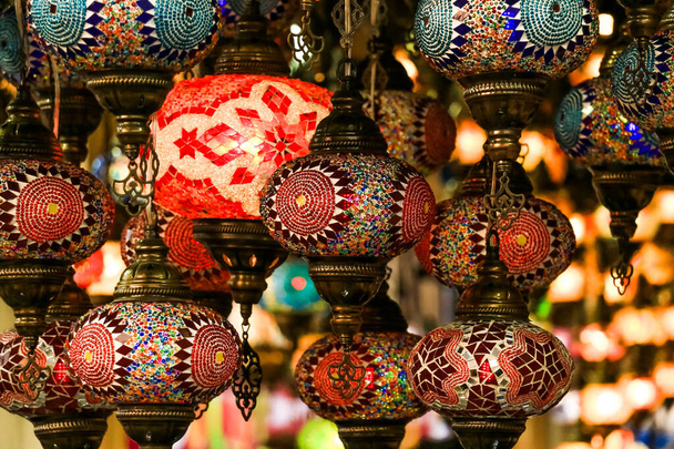 Traditionele lichte decoratieve opknoping Turkse lampen en kleurrijke verlichting met levendige kleuren in de Bazaar van Istanboel, Turkije - Foto, afbeelding