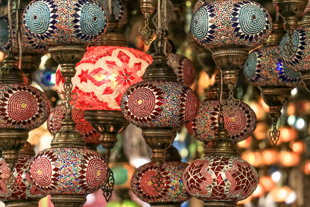 Turecká tradiční světlé dekorativní závěsná svítidla a barevná světla s živými barvami v Istanbulu Bazaar, Turecko - Fotografie, Obrázek
