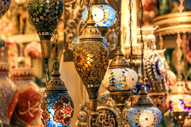 Hagyományos világos dekoratív török Függőlámpák és a színes fények, élénk színekkel az Isztambul bazár - Fotó, kép