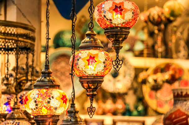 Lâmpadas turcas decorativas brilhantes tradicionais e luzes coloridas com cores vivas no Bazar de Istambul, Turquia
 - Foto, Imagem