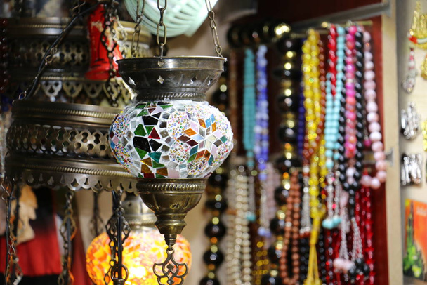 Traditionele lichte decoratieve opknoping Turkse lampen en kleurrijke verlichting met levendige kleuren in de Bazaar van Istanboel, Turkije - Foto, afbeelding