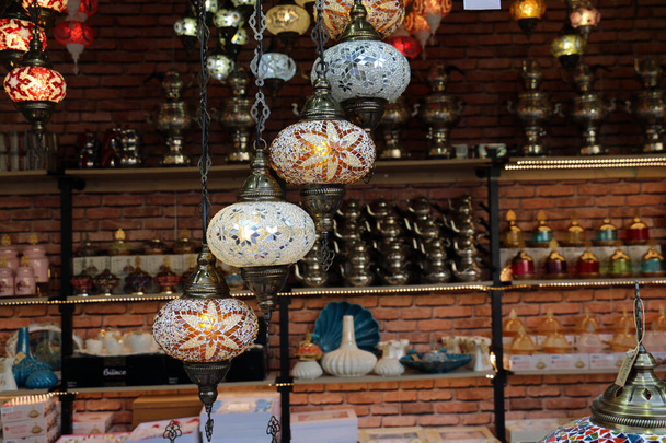 Tradycyjne jasne wiszącymi lampami turecki i kolorowe światła w żywych kolorach w Bazaar Istanbul, Turcja - Zdjęcie, obraz