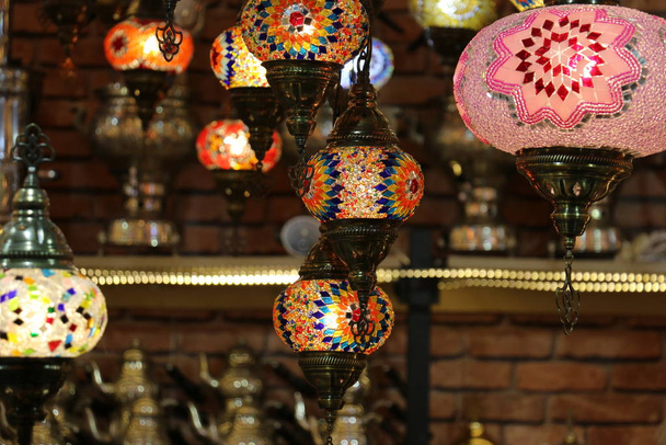 Lámparas turcas colgantes decorativas tradicionales y luces de colores vivos en el Bazar de Estambul, Turquía
 - Foto, Imagen