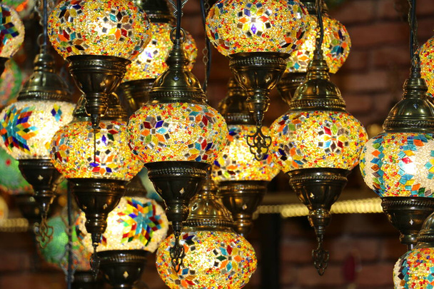 Luzes turcas decorativas brilhantes tradicionais penduradas e lâmpadas coloridas com cores vivas no Pavilhão Turquia, Global Village, Dubai, Emirados Árabes Unidos
 - Foto, Imagem