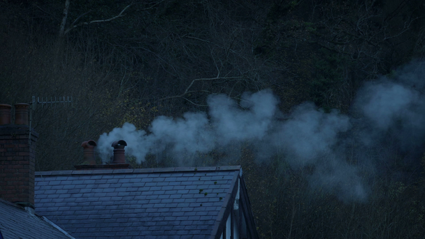 Dach i komin dla palących o zmierzchu - Materiał filmowy, wideo