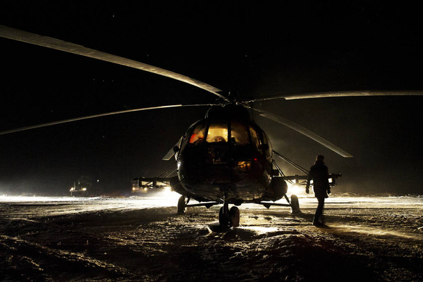 Russische zoek- en reddingstroepen bereiden hun helikopters voor op het opstijgen ter ondersteuning van de Sojoez Tma-02m ruimtereizen. elementen van deze afbeelding geleverd door nasa - Foto, afbeelding