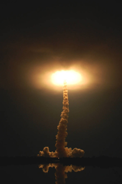 Vesmírný raketoplán Endeavour startuje z odpalovací rampy 39a v Kennedyho vesmírném centru Nasa & # 39 na misi Sts-123. prvky tohoto snímku zařízené NASA - Fotografie, Obrázek