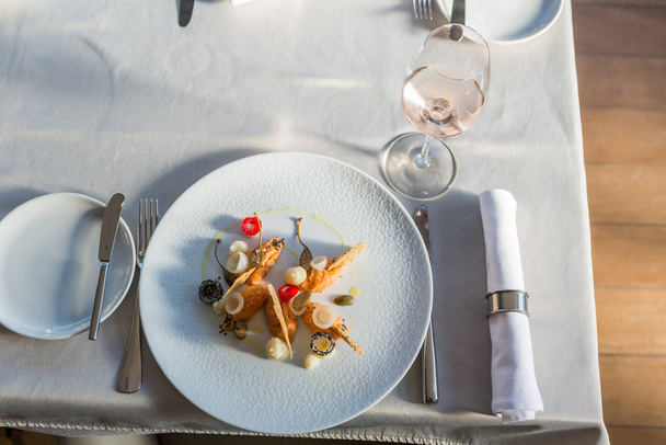 Food served on a restaurant table - Foto, Bild