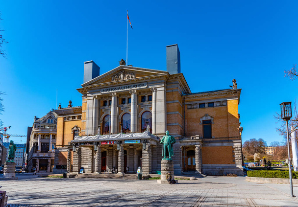 OSLO, NORWAY, APRIL 15, 2019: View of the national theatre in Os - Foto, immagini