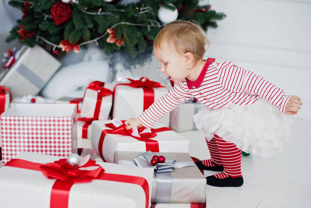 Happy excited girl child holding christmas gift box. - Foto, Bild