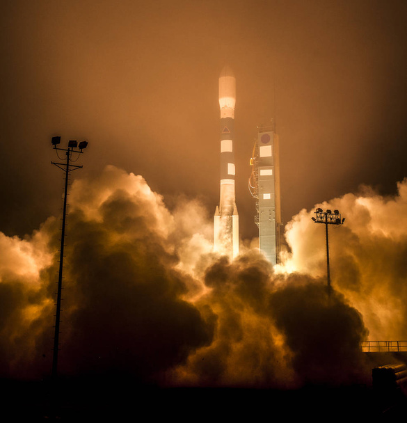 Ракета United Launch Alliance Delta Ii запускається з супутником Orbiting Carbon Observatory-2 на борту з космічного стартового комплексу 2 на авіабазі Ванденберг, Каліф. - Фото, зображення