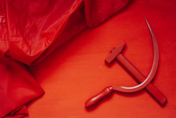 red sickle and hammer symbol of Soviet Union commonism history of Russia - 写真・画像