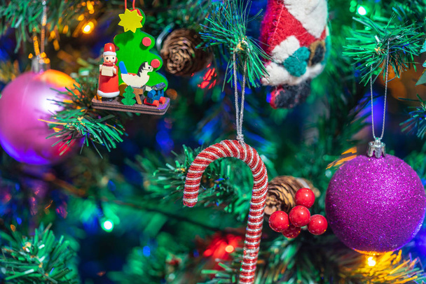 Χριστουγεννιάτικο δέντρο διακοσμημένο με vintage διακοσμητικά - Φωτογραφία, εικόνα