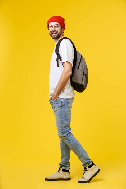 mladý hipster muž nosí klobouk, podvazky, izolovat na žlutém pozadí. - Fotografie, Obrázek