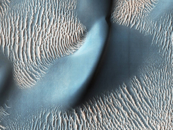 Піщані дюни і брижі в кратері Проктор, Марс. Елементи цього зображення прикрашені носою. - Фото, зображення