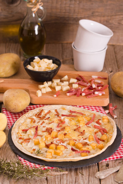 Kızarmış patatesli tart, raclette peyniri ve dumanlı pastırma.. - Fotoğraf, Görsel