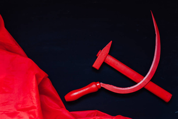 красный серп и молот символ истории коммунизма Советского Союза России
 - Фото, изображение