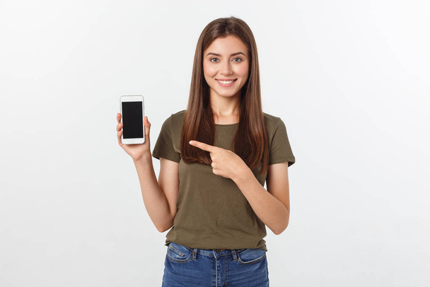 Chica sosteniendo el teléfono inteligente - Hermosa chica sonriente sosteniendo un teléfono inteligente
 - Foto, Imagen