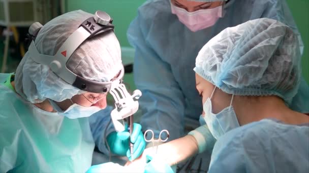 Der Chirurg führt eine Operation an den Augen durch, in Großaufnahme. Korrektur der Augen. der Arzt führt Blepharoplastik durch. Operation im Operationssaal - Filmmaterial, Video
