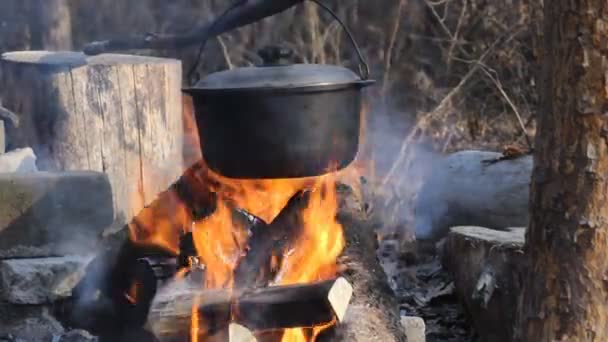 főzés egy üstben a máglyán - Felvétel, videó