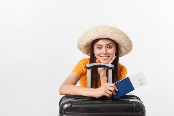 Concetto di viaggio. Studio ritratto di bella giovane donna in possesso di passaporto e bagagli. Isolato su bianco
 - Foto, immagini