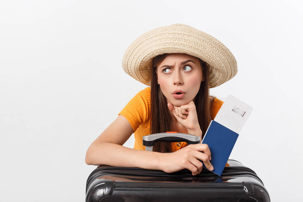 Elämäntapa ja matka Concept: Nuori kaunis valkoihoinen nainen istuu matkalaukussa ja odottaa hänen lentoa.Eristetty valkoisella taustalla
 - Valokuva, kuva