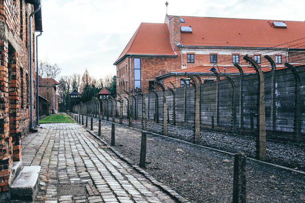 Auschwitz, Polen - 29 november 2019: Concentratiekamp en vernietigingskamp Auschwitz-Birkenau in Polen. Memorial and Museum of Nazi Terror en de Holocaust in Europa tijdens de Tweede Wereldoorlog. Toegang tot het kamp en de barakken - Foto, afbeelding