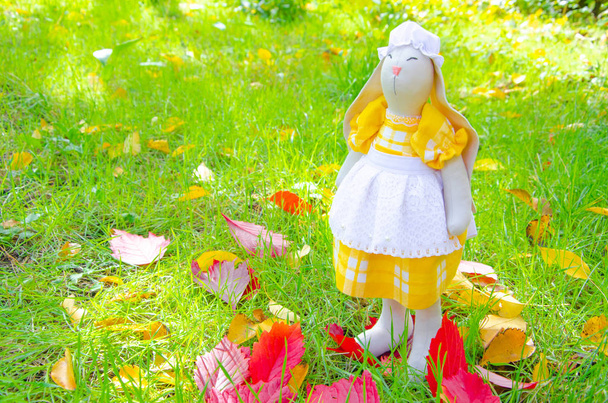 Lepre giocattolo fatta a mano. Coniglietta padrona farlo da soli da materiali naturali. Un coniglietto giocattolo con un vestito e un cappello. Macro di decorazione
. - Foto, immagini