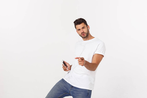 Alkalmi jóképű férfi táncol mobiltelefon elszigetelt fehér háttér - Fotó, kép