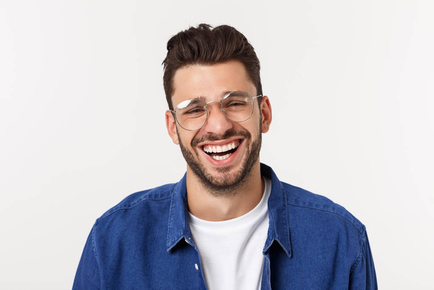 Портрет молодого щасливого усміхненого красивого чоловіка ізольованого на білому тлі
 - Фото, зображення