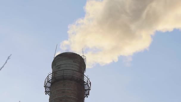Kouř vycházející z průmyslového potrubí - znečištění ovzduší - Záběry, video