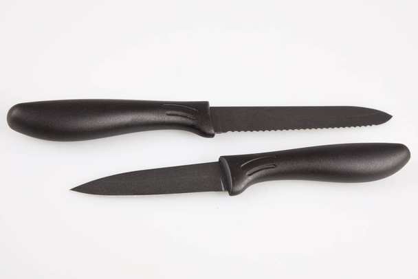 dos cuchillos negros reales cortados aislados sobre fondo blanco
 - Foto, Imagen