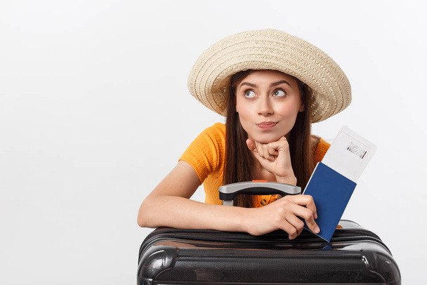 Концепция путешествия. Студийный портрет красивой молодой женщины с паспортом и багажом. Изолированные на белом
 - Фото, изображение