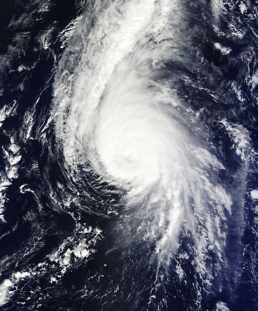 Hurricane Gonzalo & # 39; s north quadrant over Bermuda. Елементи цього зображення прикрашені носою. - Фото, зображення
