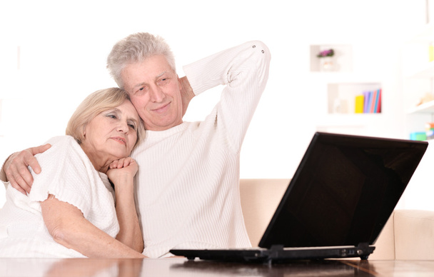 couple âgé avec ordinateur portable
 - Photo, image