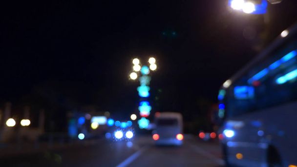 расплывчатый фон. перевозить машины по улицам города ночью. иллюминация
 - Фото, изображение