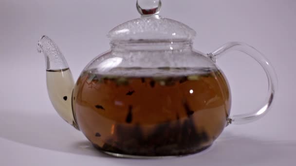 glas met een blad thee theepot - Video