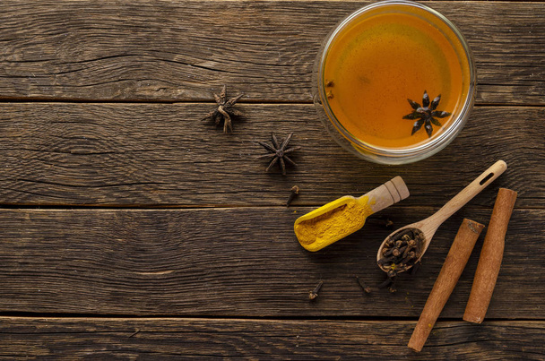 kurkuma tea fűszeres tea felülnézetből - Fotó, kép