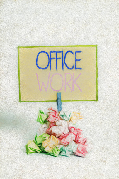 Signo de texto que muestra Office Work. Foto conceptual cualquier trabajo administrativo o administrativo para una organización Recordatorio pila de papel arrugado color tendedero recordatorio fondo azul
. - Foto, Imagen