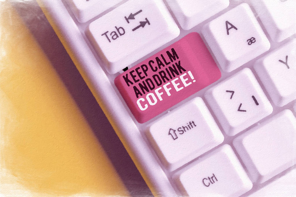 SMS, ami a Keep Calm and Drink Coffee feliratot mutatja. Koncepcionális fotó ösztönzi bemutatja, hogy élvezze a koffein ital és pihenjen White pc billentyűzet üres jegyzet papír felett fehér háttér kulcs másolás hely. - Fotó, kép