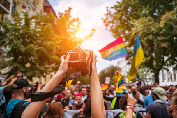 Korrespondent macht Foto während der Gay Pride Parade - Foto, Bild