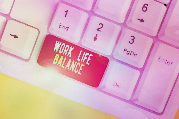 Textschild, das die Work-Life-Balance zeigt. konzeptionelle Foto-Aufteilung der Zeit zwischen Arbeit oder Familie und Freizeit weiße PC-Tastatur mit leerem Notizpapier über weißem Hintergrund Schlüsselkopierraum. - Foto, Bild