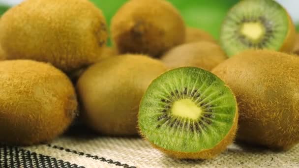 reife ganze und halbe Kiwi-Früchte - Filmmaterial, Video