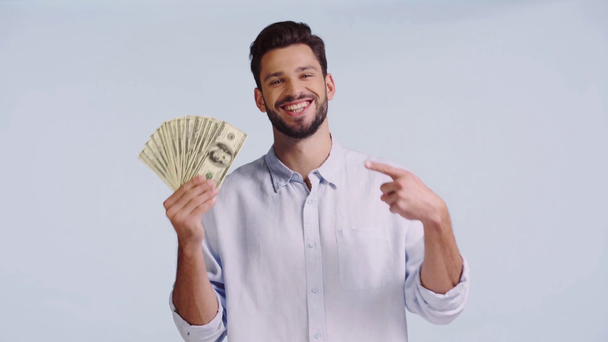 mężczyzna wskazując palcem na pieniądze odizolowane na niebiesko  - Materiał filmowy, wideo