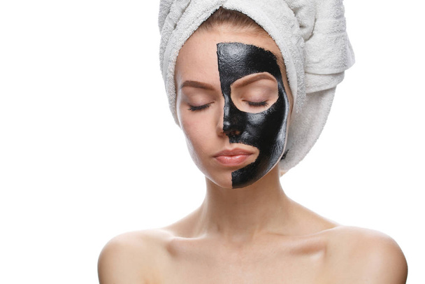 dívka s černou kosmetickou maskou na obličeji - Fotografie, Obrázek