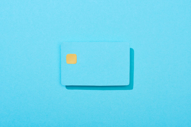 Açık mavi arkaplanda renkli boş kredi kartının üst görünümü - Fotoğraf, Görsel