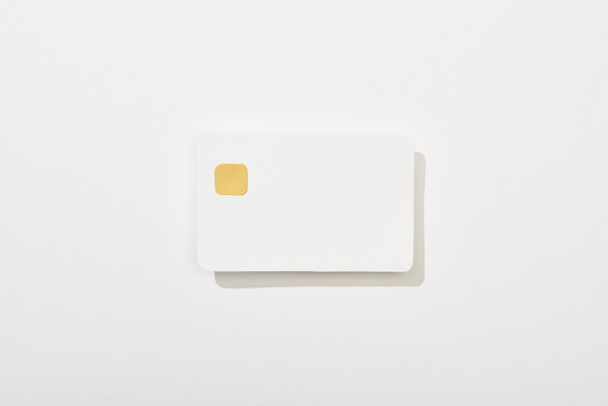 widok z góry kolorowe puste karty kredytowej na białym tle - Zdjęcie, obraz