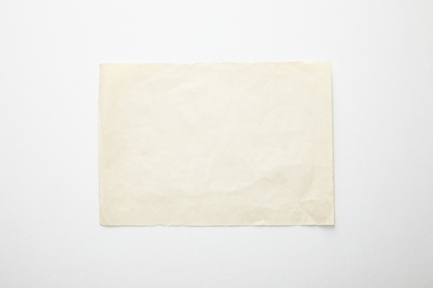 horní pohled na prázdný vinobraní papíru na bílém pozadí - Fotografie, Obrázek