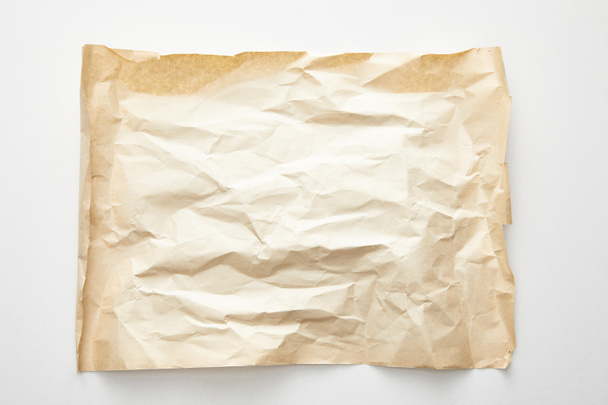 widok z góry pusty pognieciony papier vintage na białym tle - Zdjęcie, obraz