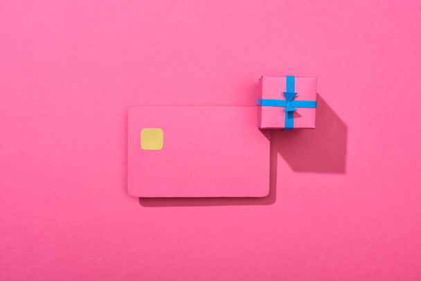 top view of colorful empty credit card with gift box on pink background - Valokuva, kuva